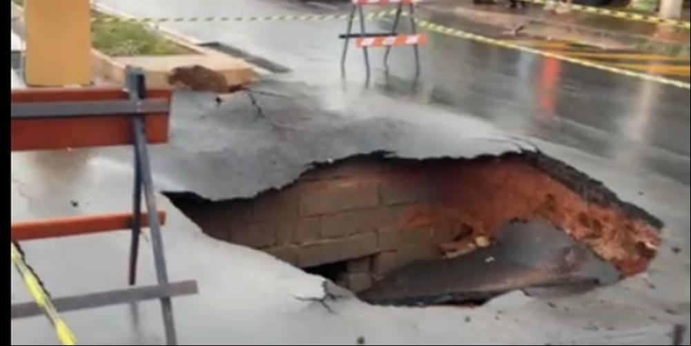 Cratera aberta na avenida Padre Eddie Bernardes durante chuva forte, no dia 26 de novembro, que teria enchido o córrego (Foto/Reprodução)