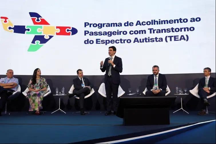Ministro de Portos e Aeroportos (MPor), Sílvio Costa Filho, no lançamento do Programa de Acolhimento ao ageiro com Transtorno do Espectro Autista (TEA), em Brasília (Foto/Antônio Cruz/Agência Brasil)