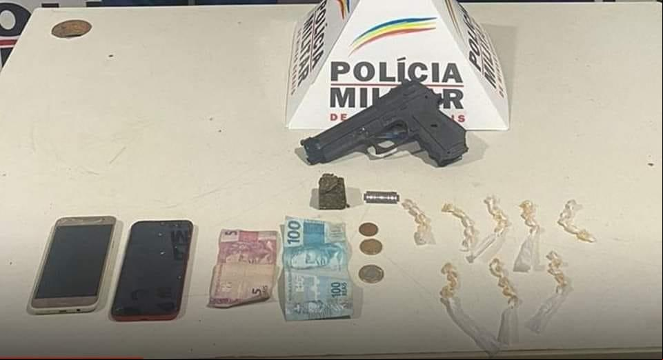 Com os suspeitos foram encontrados dinheiro, drogas e uma réplica de pistola, que foram levados para a delegacia (Foto/Divulgação)
