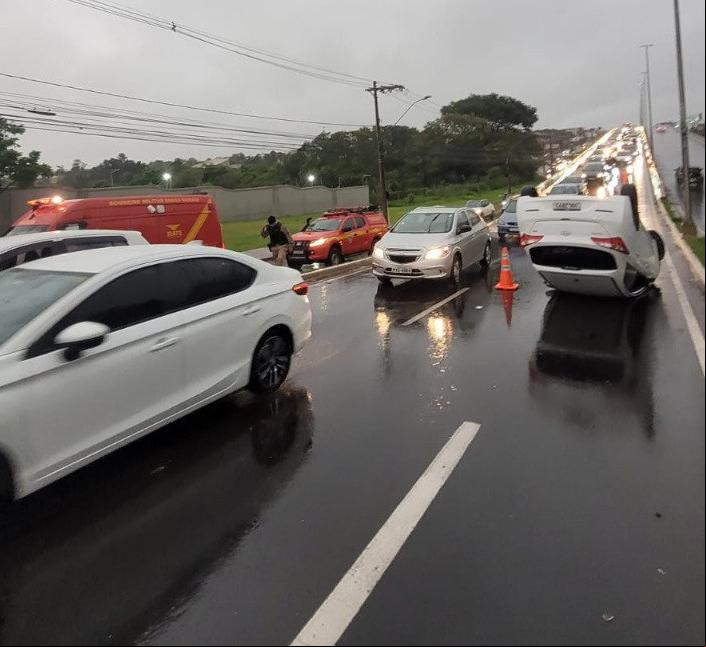 Carro com duas crianças capota em Uberlândia (Foto/CBMMG/Divulgação)
