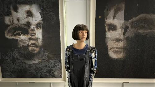 Ai-Da é a robô considerada a primeira "artista robô ultrarrealista" do mundo. (Foto/Divulgação)