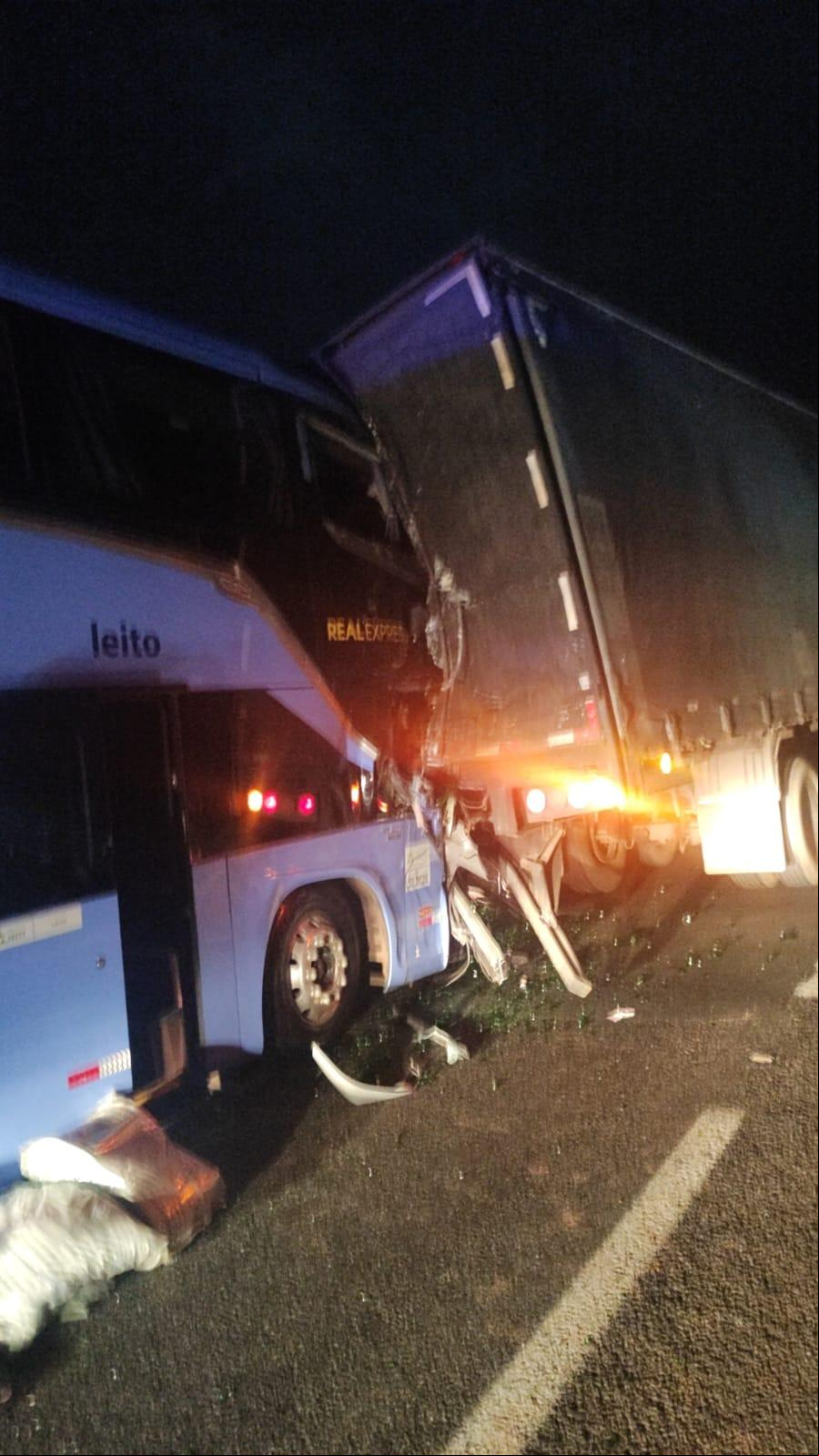 O veículo colidiu na traseira da carreta ao ar pela ponte sobre o Rio Uberaba (Foto/Divulgação)