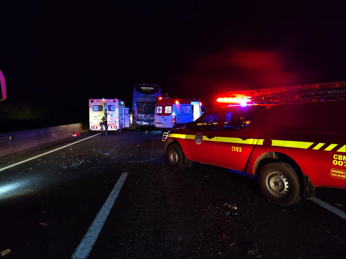 Além dos bombeiros, participaram do socorro três unidades da Ecovia e uma equipe do SAMU, com e da PRF (Foto/Divulgação)