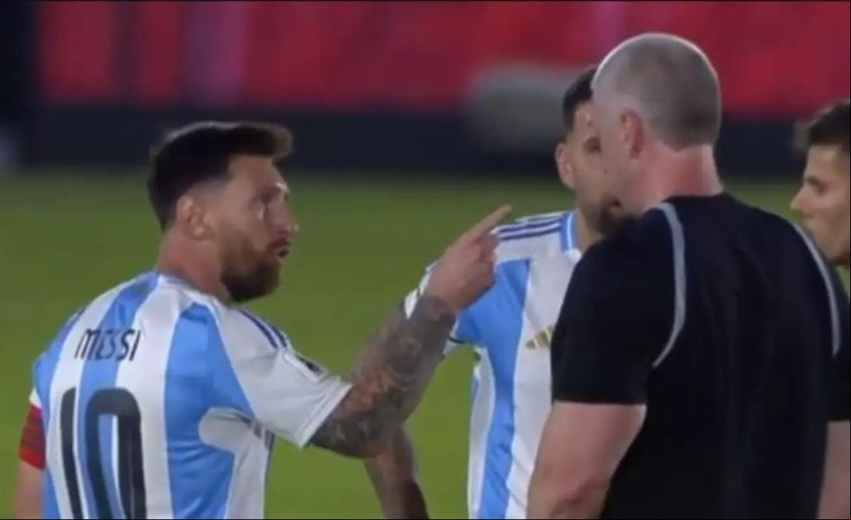 Antes de ir para o vestiário, Messi, com dedo em riste, foi cobrar uma atitude mais enérgica de Daronco (Foto/Reprodução/Sportv)