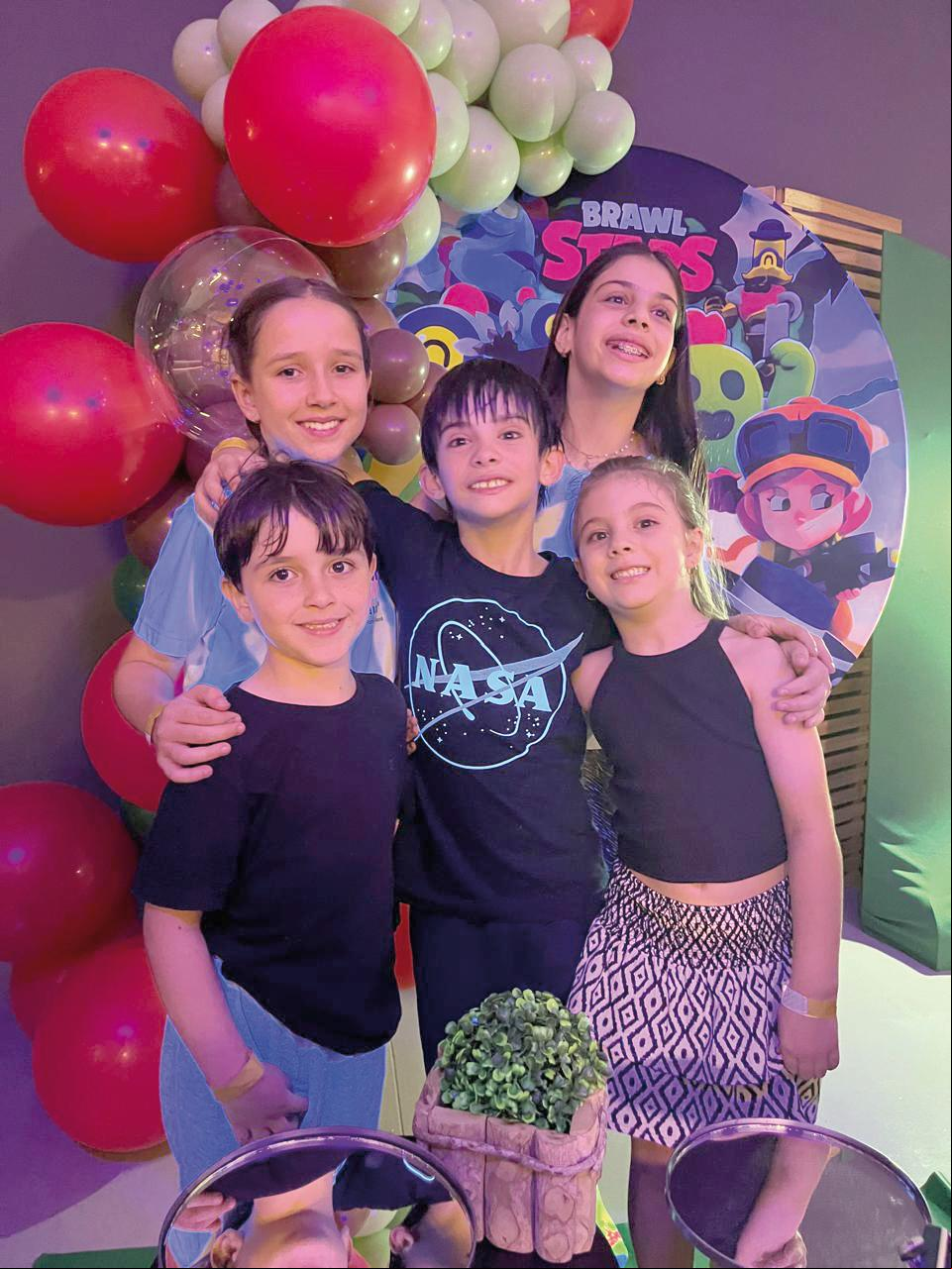 O aniversariante com os primos Manu, Pedro, Isadora e Bianca (Foto/Arquivo Pessoal)