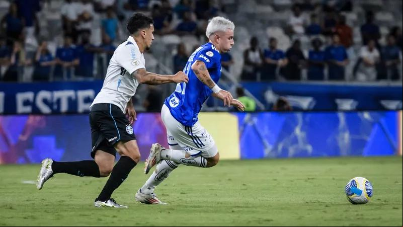 O Grêmio chegou a 41 pontos, em 14º lugar, a três pontos do Criciúma, que abre a zona de descenso (Foto/Gustavo Aleixo – Cruzeiro)