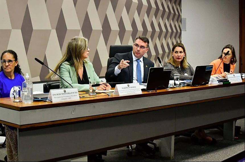 Para o senador Flávio Bolsonaro (PL-RJ), relator do texto, a PEC pode facilitar o registro fundiário e também gerar empregos (Foto/Waldemir Barreto/Agência Senado)