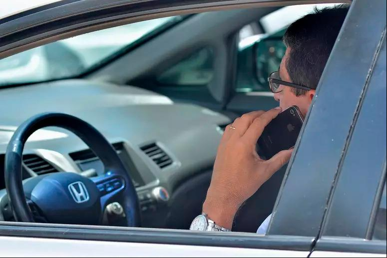 A multa por dirigir veículo utilizando o aparelho celular corresponde a R$130,16 (Foto/Reprodução)
