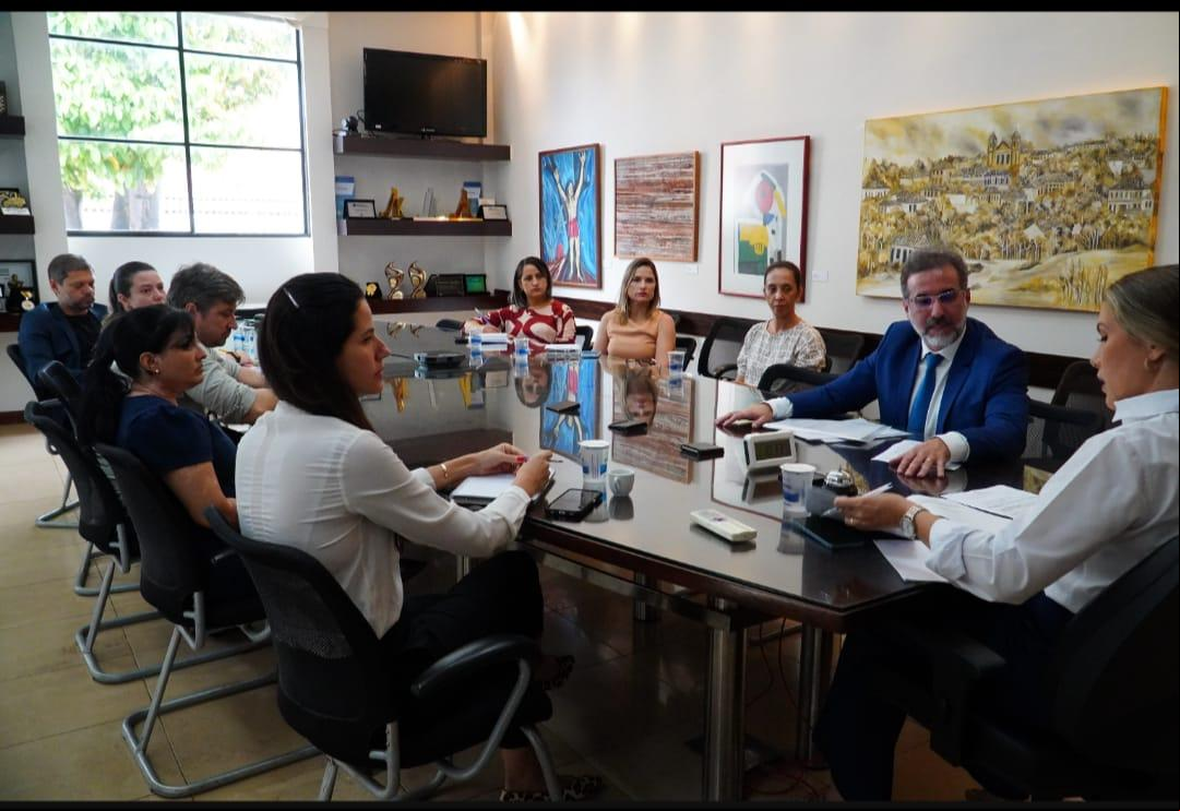 Juiz a Vara de Infância diz à prefeita e secretárias medidas que considera prioritárias (Foto/PMU)