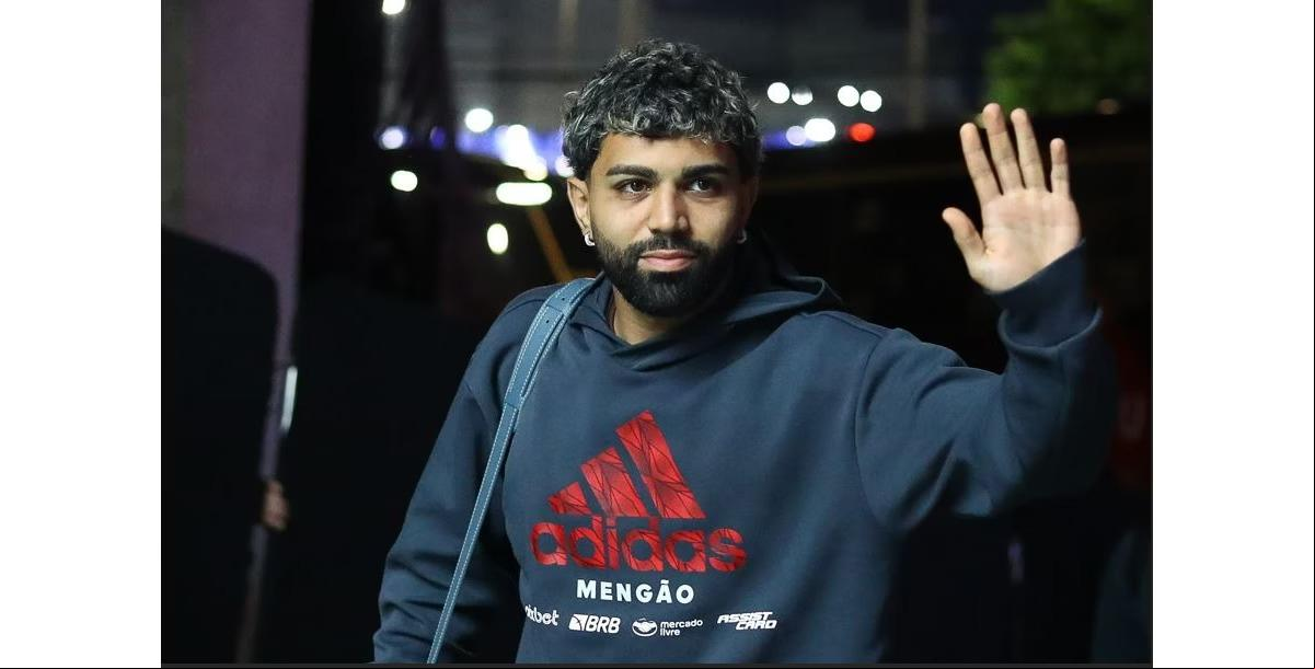 Gabigol cumprimenta torcedores durante agem do Flamengo por Belo Horizonte neste ano (Foto: Gilvan de Souza/CRF)