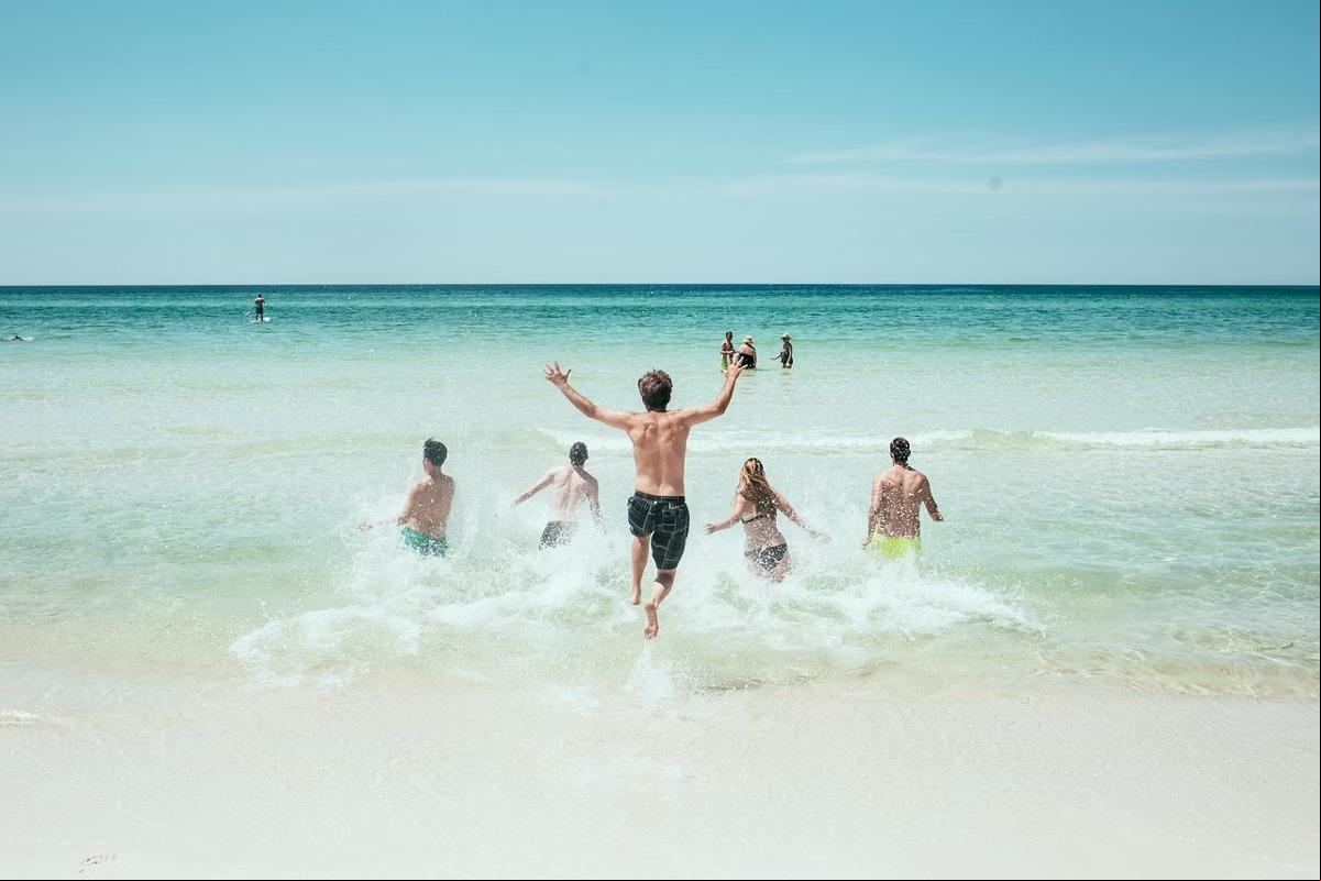 Crianças e adolescentes na praia (Foto: Pexels)