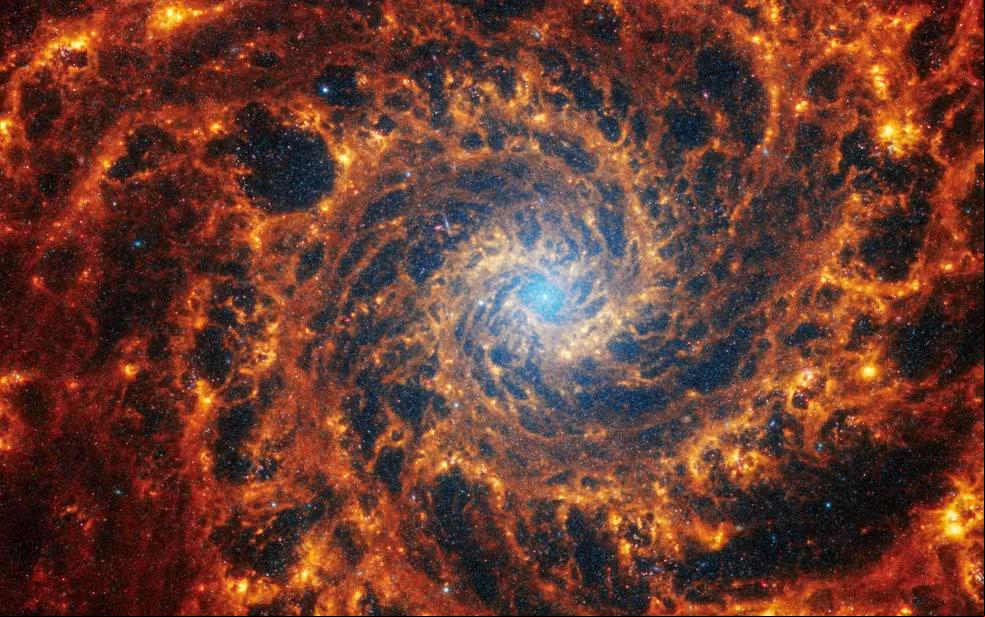 A galáxia espiral NGC 628, localizada a 32 milhões de anos-luz de distância da Terra, em imagem do Telescópio Espacial James Webb (Foto/Nasa via REUTERS)
