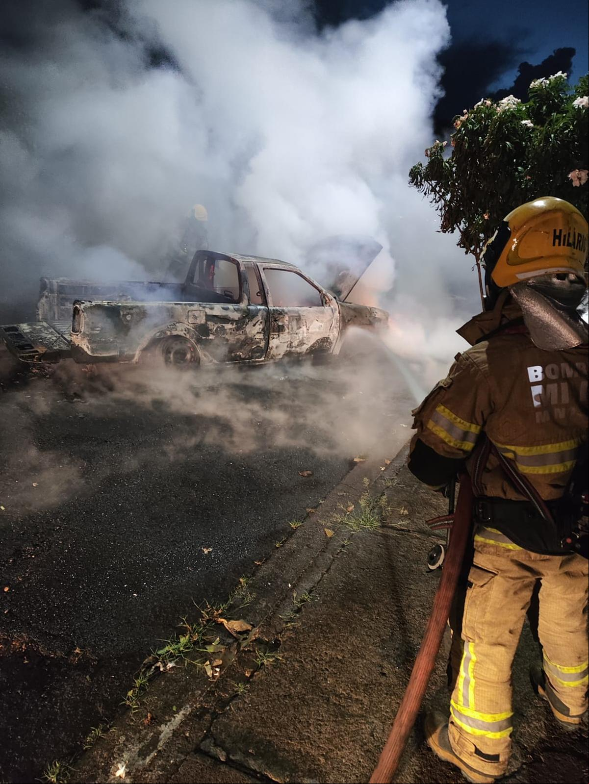 Apesar da ação rápida dos bombeiros, a picape Saveiro foi completamente destruída pelas chamas (Foto/Divulgação)