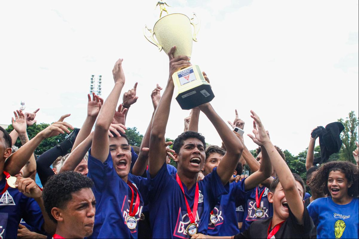 Independente dirigido pelo técnico Rodrigo Bahia venceu o Bom Retiro por 2 a 1 e ficou com o título da categoria (Foto/Victor Hugo Kos)