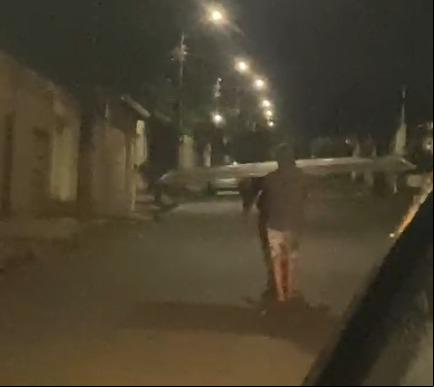 A vítima contou que o terreno de onde levaram o portão estava trancado e com dois cadeados. (Foto/Divulgação)