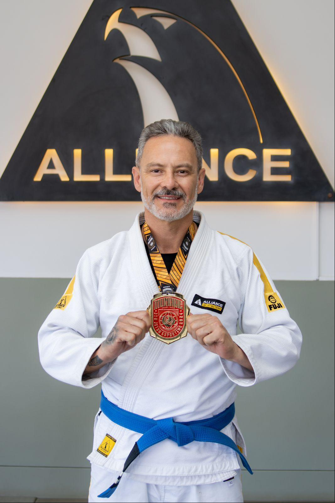 Anderson Gonçalves conquistou a medalha de ouro, na categoria Máster 5, faixa azul, peso médio. (Foto/Divulgação)