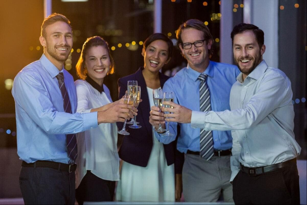 Curtir a confraternização da empresa com responsabilidade permite celebrar com os colegas sem prejudicar suas relações profissionais (Foto: Imagem: ESB Professional | Shutterstock)