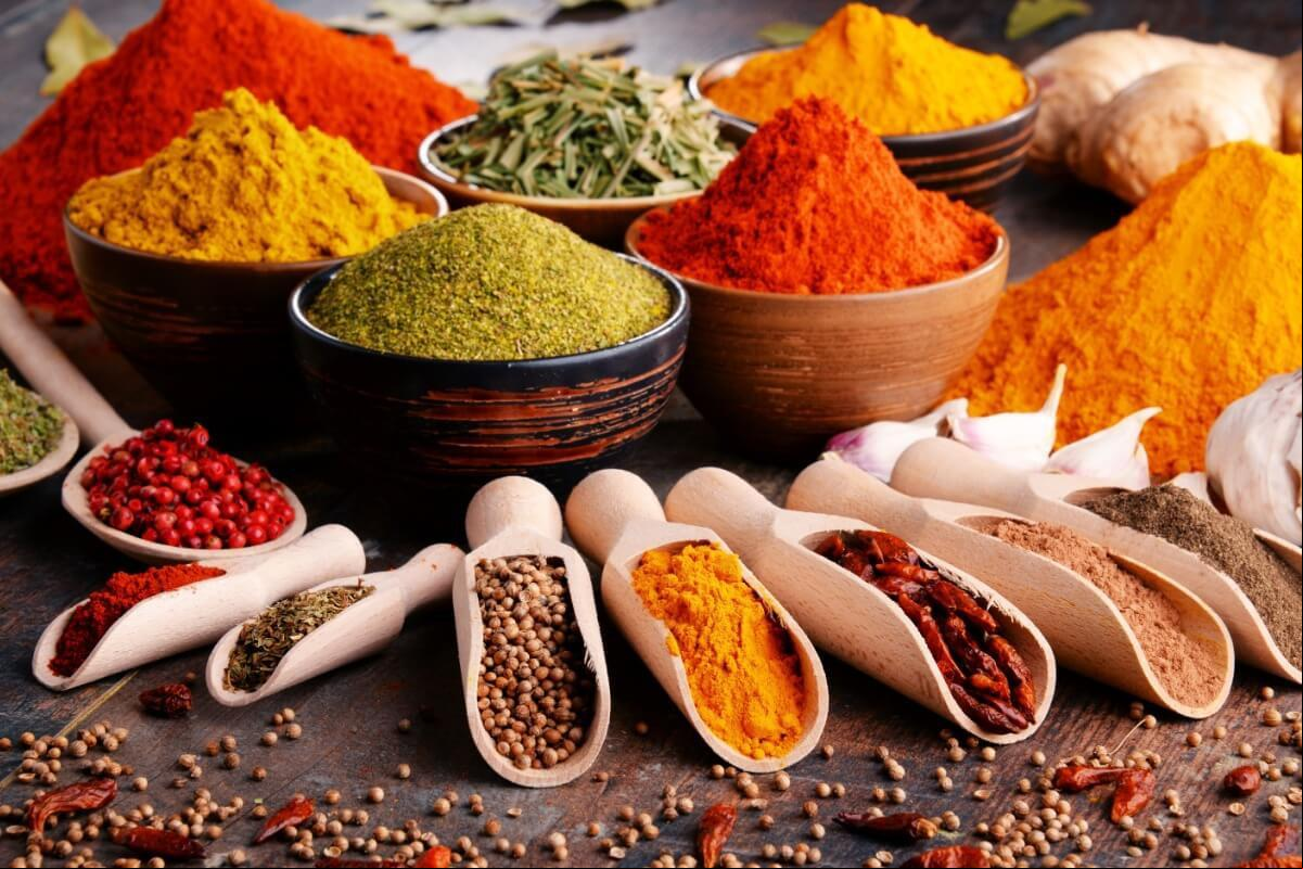 Além de realçar o sabor dos pratos, os temperos trazem diversos benefícios para a saúde (Foto: Imagem: monticello | Shutterstock)