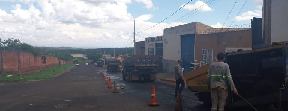 Recapeamento na rua Carlos Finholdt Junior, Jardim Califórnia. (Foto/Divulgação)