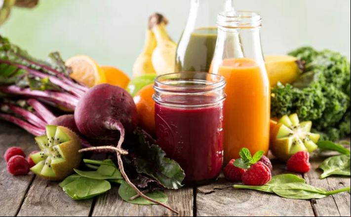 Entre os ingredientes mais comuns estão gengibre, couve e limão, que são conhecidos por seus benefícios para a saúde. (Foto/Reprodução)
