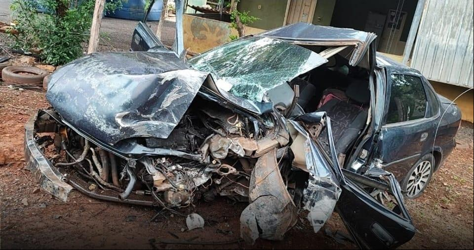 O condutor estava em alta velocidade ao ar por uma curva, perdeu o controle da direção do carro e bateu contra o poste. (Foto/Divulgação)