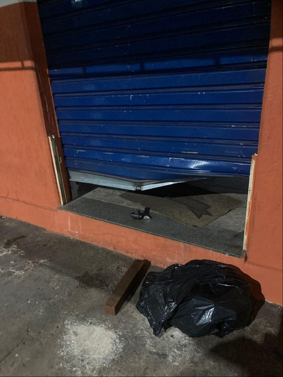 Porta do estabelecimento arrombada por duas vezes pelo mesmo autor, sendo que na primeira ele deixou cair no local o alvará de soltura (Foto/Divulgação)