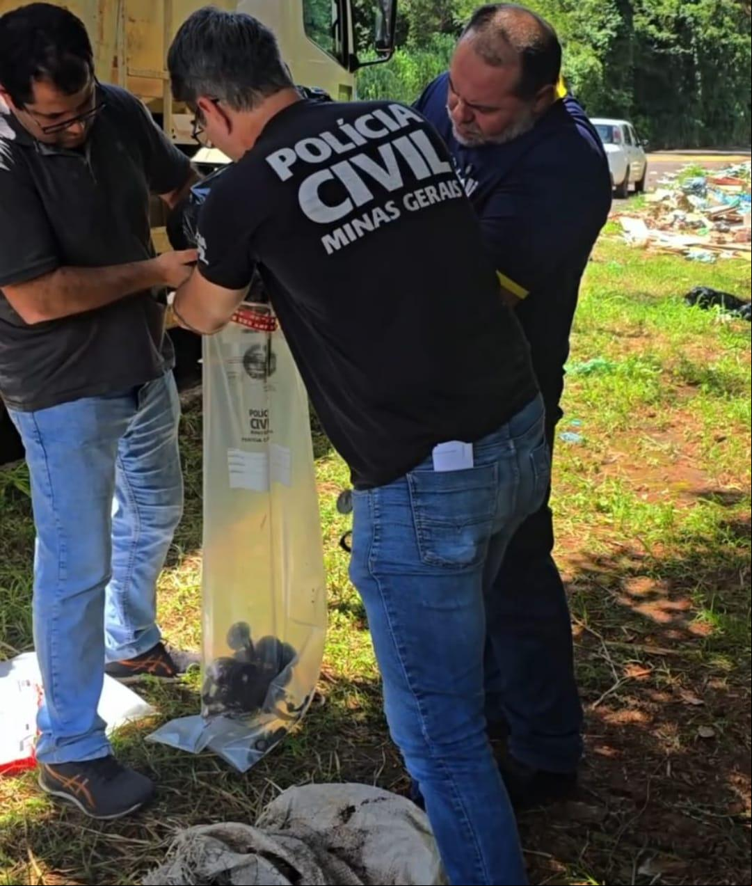 Túlio ajuda policiais civis no recolhimento das peças de hidrômetros a serem periciadas (Foto/Assessoria)