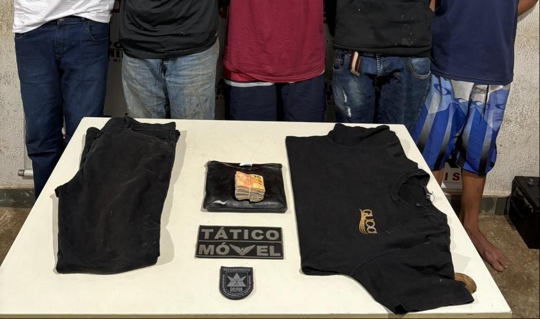O grupo foi levado à Delegacia de Polícia, após perseguição e troca de tiros com a Polícia Militar (Foto/Divulgação)