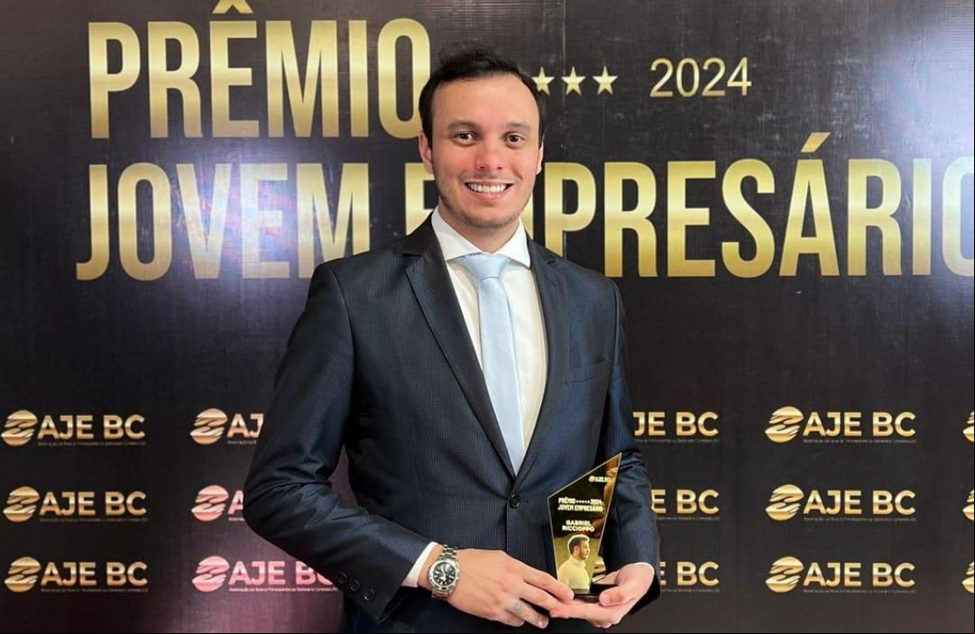 Gabriel Riccioppo e o troféu conquistado em Santa Catarina (Foto/Divulgação)
