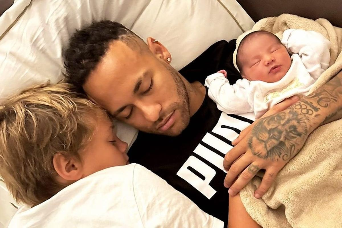 Mavie e Davi Lucca, filhos do jogador Neymar, estão com uma provável virose (Foto/Metrópoles)