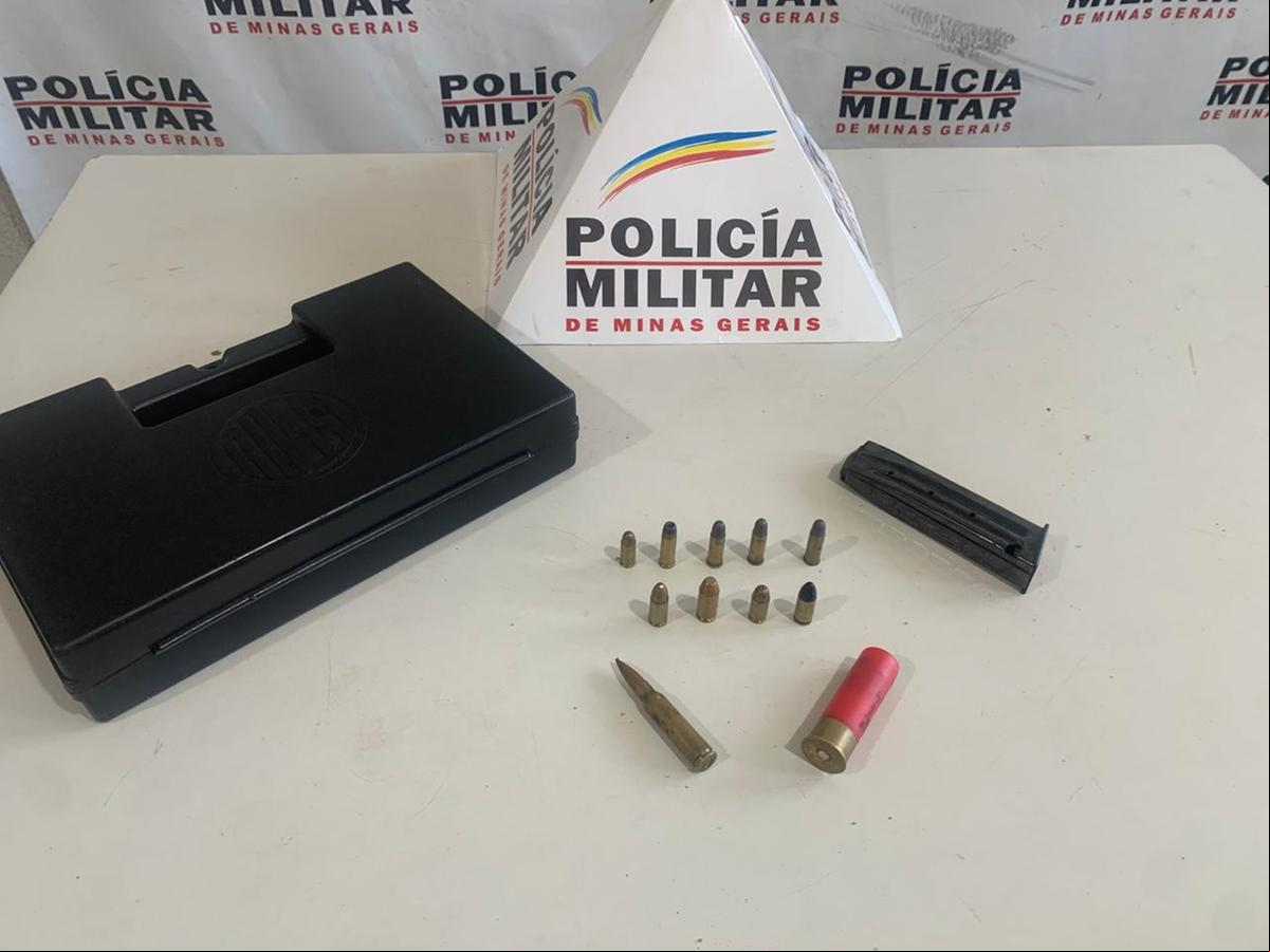 A mãe do suspeito, que autorizou a entrada da polícia e acompanhou toda a ação, afirmou desconhecer a presença das munições. (Foto/PM)