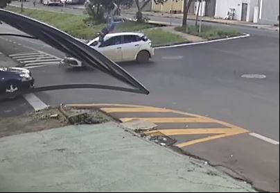 A motociclista foi arremessada, ficando inconsciente na hora da pancada e com sangramento no nariz (Foto/Reprodução)