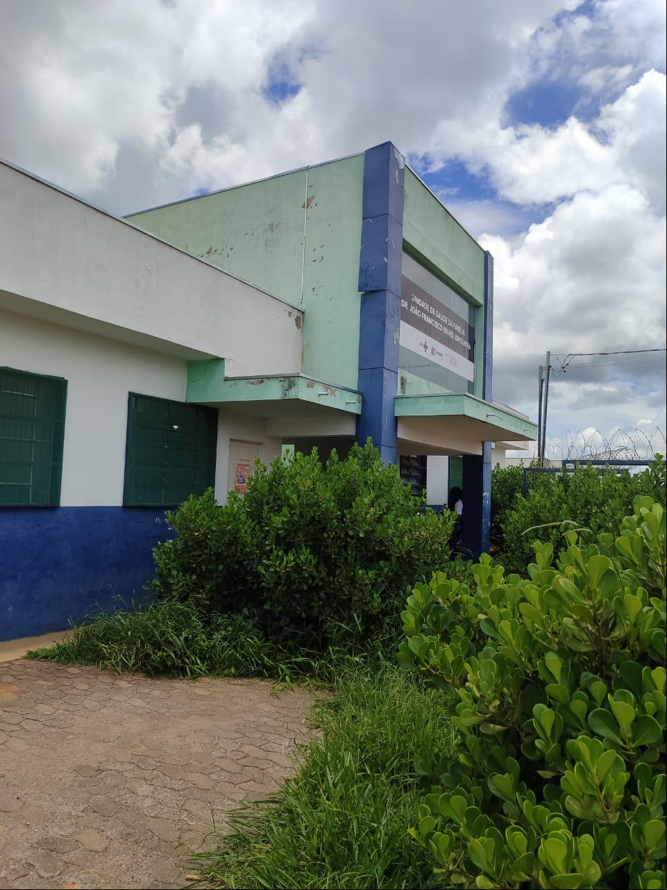 O matagal que tomou conta da entrada e da calçada da unidade (Foto/Divulgação)