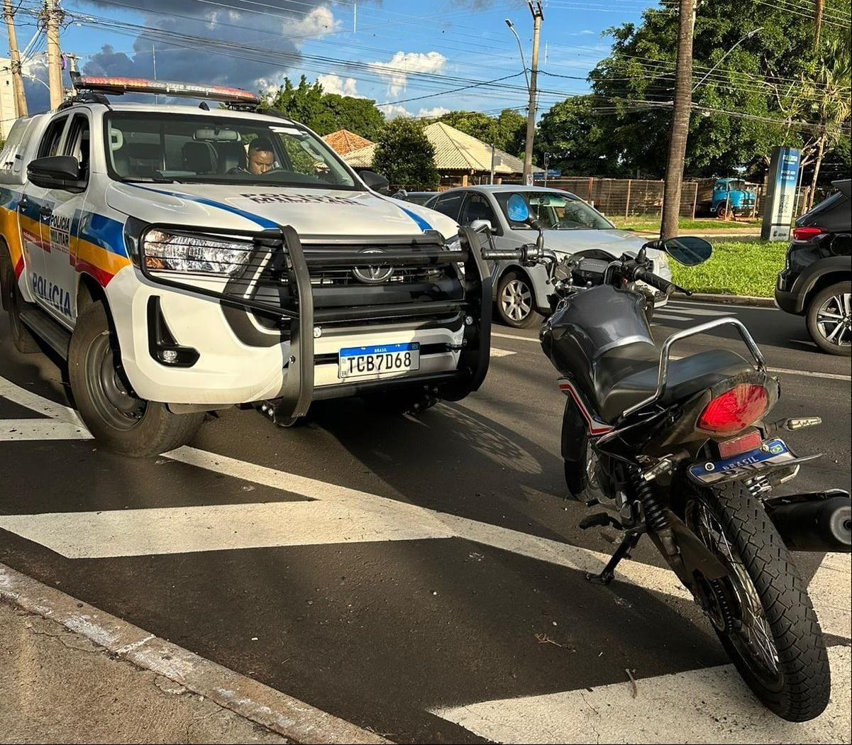 Tático Móvel do 67ºBPM, após intensa perseguição, prende autor de receptação e recupera motocicleta produto de crime (Foto/Divulgação)