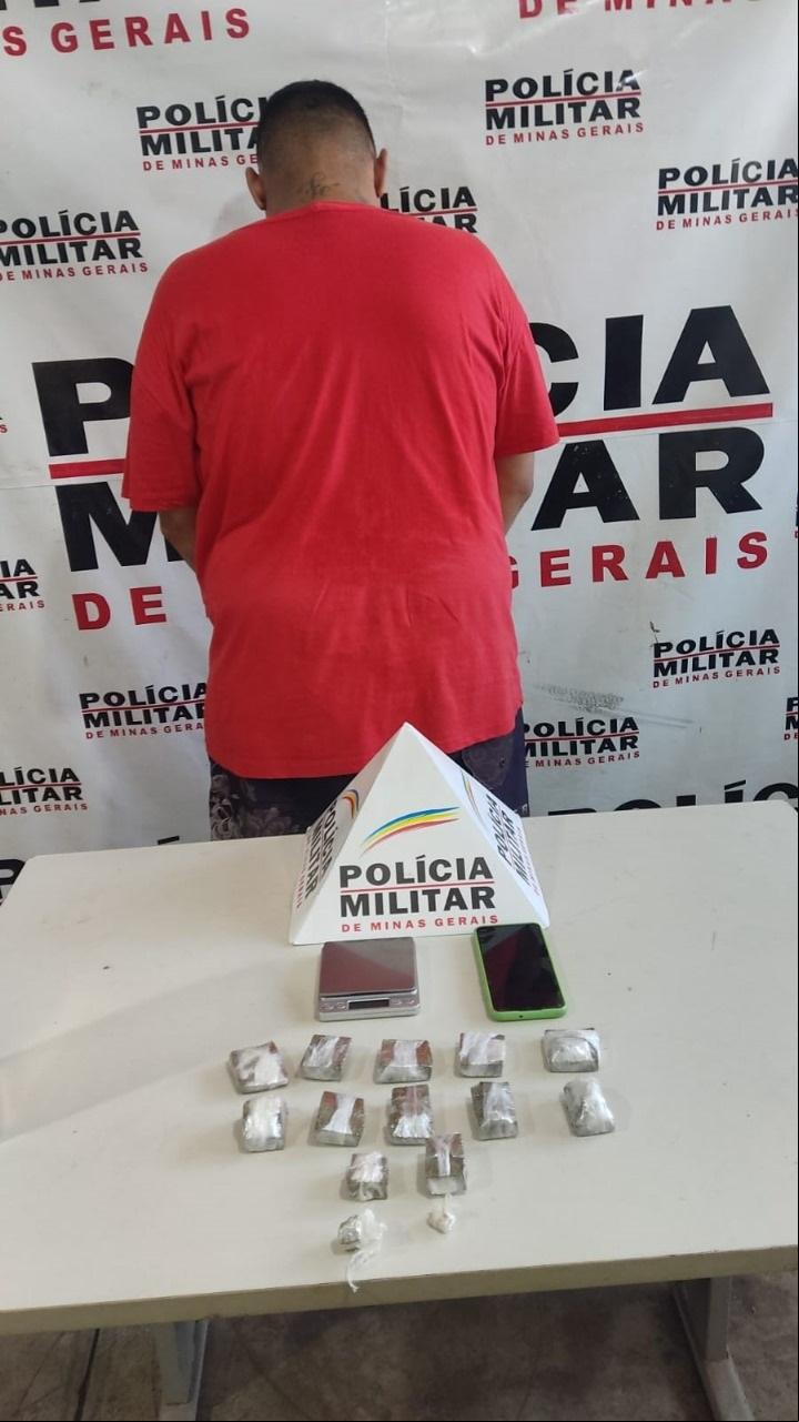O homem preso em flagrante foi levado, juntamente com as buchas e tabletes de maconha, para a Delegacia da Polícia Civil (Foto/Divulgação)