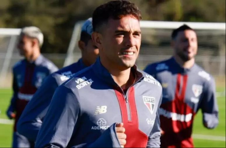 A foto mostra Enzo Diaz fazendo o primeiro treino no São Paulo (Foto/Rubens Chiri/Jogada 10/SPFC)