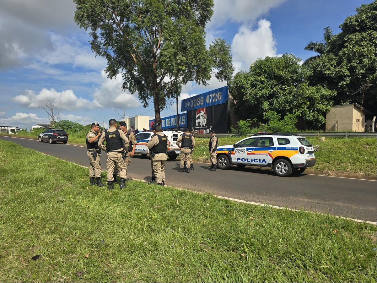 Suspeito foi atingido em troca de tiros na avenida Tonico dos Santos, em Uberaba (Foto/Luiz Gustavo Rezende)