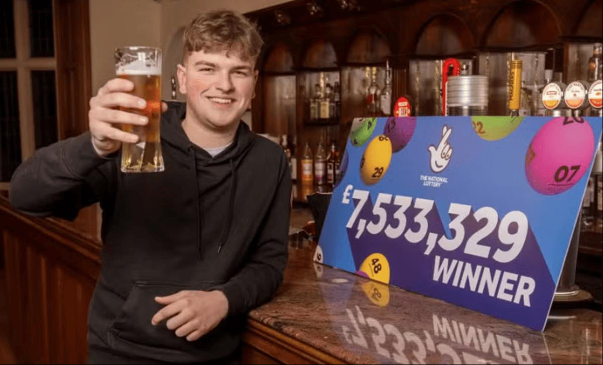 Jovem ganhou 7,5 milhões de euros e vai continuar trabalhando como estagiário (Foto/Reprodução National Lottery)