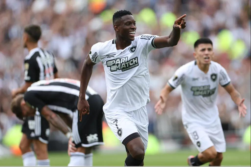 Jogador, de 24 anos, já viajou para Doha, local da pré-temporada dos russos (Foto/Vitor Silva/BFR)
