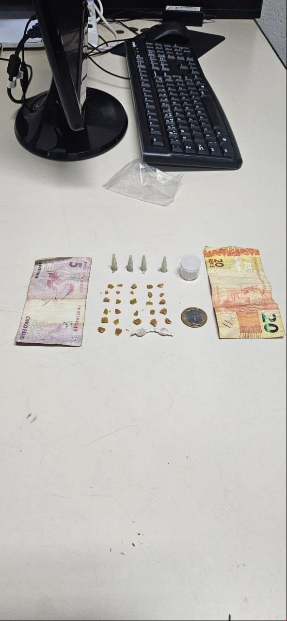 Material localizado com o suspeito foi levado pela Polícia Militar à delegacia, juntamente com ele (Foto/Divulgação)