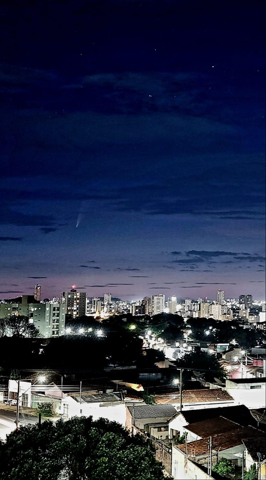 Apesar da poluição luminosa, leitor conseguiu capturar o astro em uma bela fotografia (Foto/Paulo Lopes)