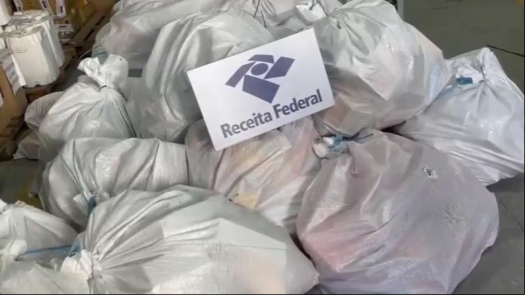 Celulares apreendidos em shopping popular (Foto/Receita Federal/Divulgação)