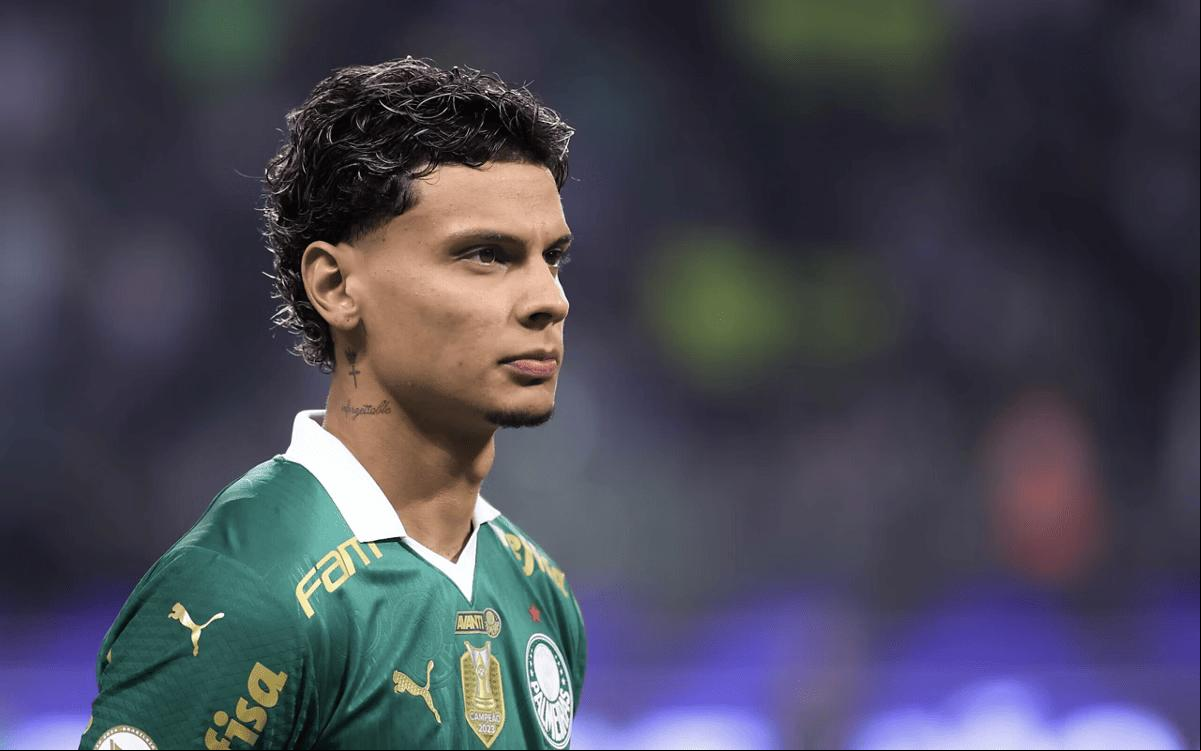 Graças a um chute mascado, sem velocidade, mas preciso de Richard Ríos, o Palmeiras venceu o Santos ontem na Vila Belmiro (Foto/Marcello Zambrana/AGIF/Jornal O Tempo)