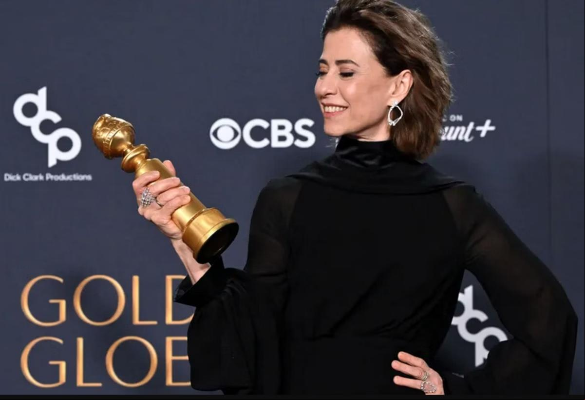 Fernanda Torres e seu troféu do Globo de Ouro conquistado no último dia 5 (Foto/Robyn Beck/AFP)