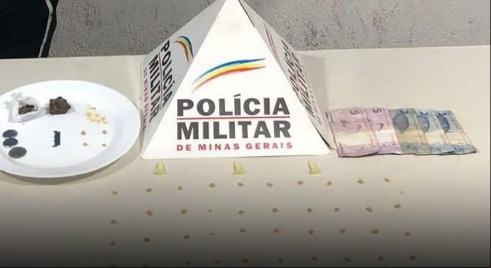 As drogas e demais materiais encontrados na casa foram apreendidos e levados à delegacia pela Polícia Militar (Foto/Divulgação)