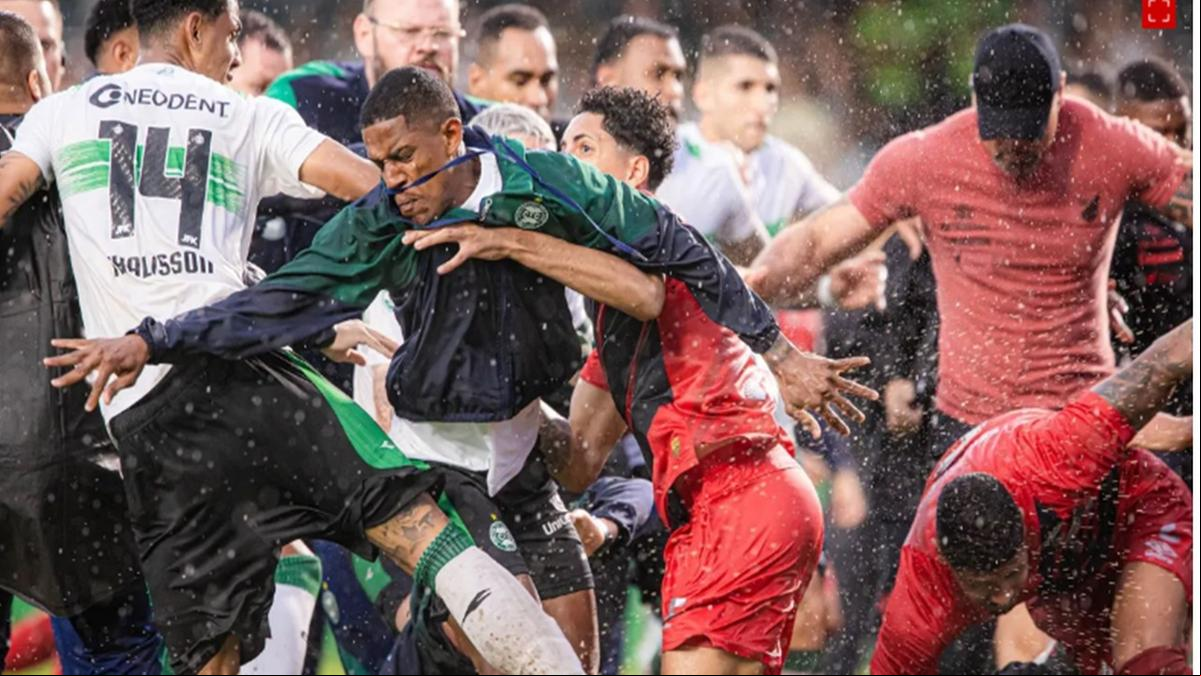 Cenas lamentáveis no clássico entre Coritiba e Athletico-PR (Foto/Vinicius do Prado/Agência F8/Estadão Conteúdo)