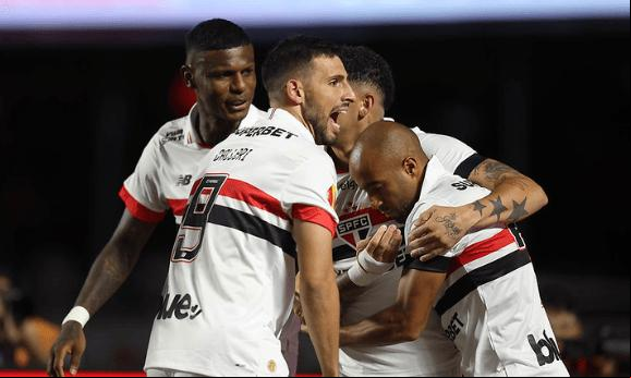 Os gols são-paulinos foram marcados por Lucas Moura duas vezes e Oscar (Foto/Rubens Chiri/SPFC)