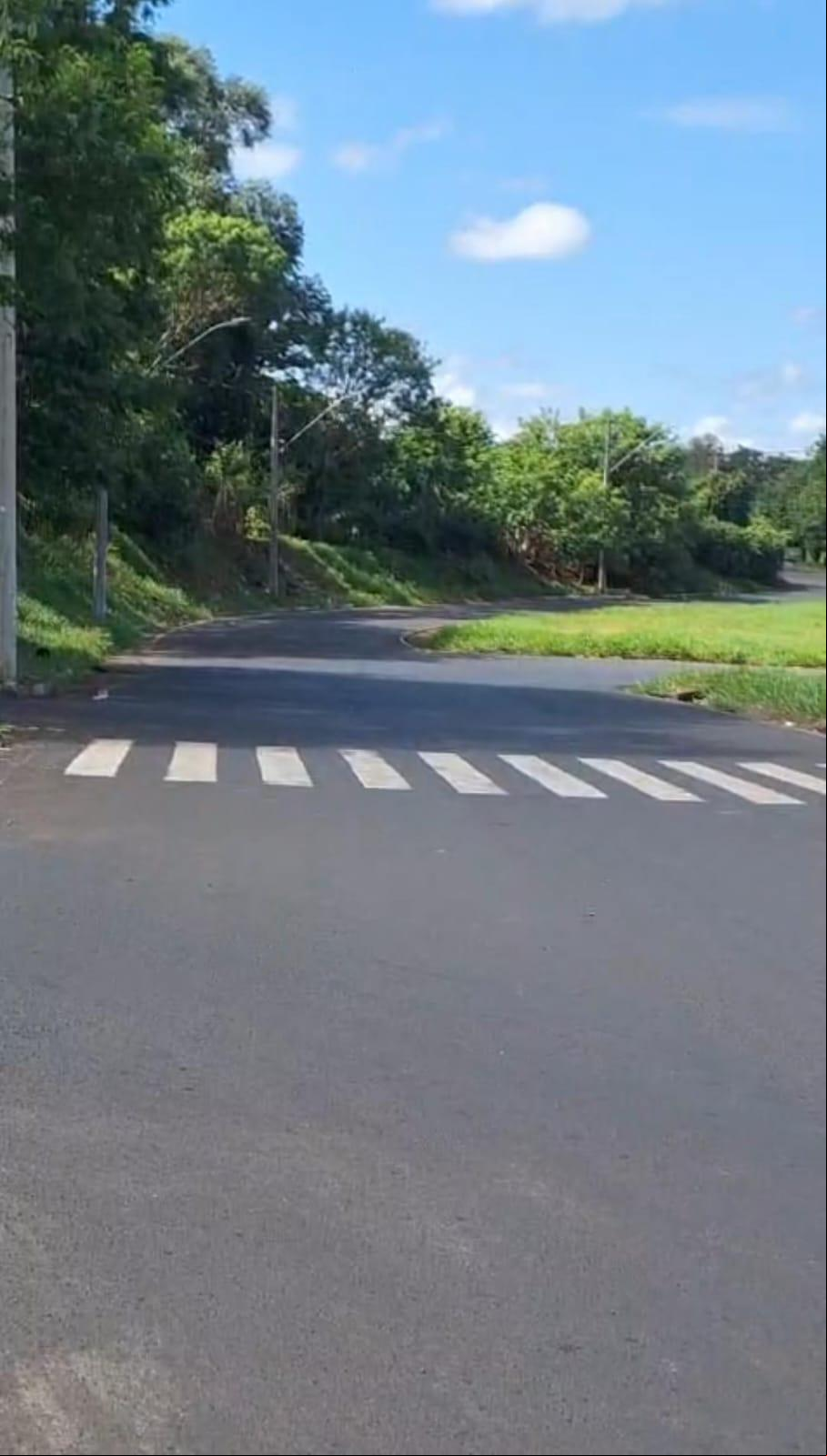 Moradores do entorno se preocupam com o o ao bairro Residencial 2000, onde não há sinalização vertical nem horizontal para orientar a parada de motoristas (Foto/Leitora JM)