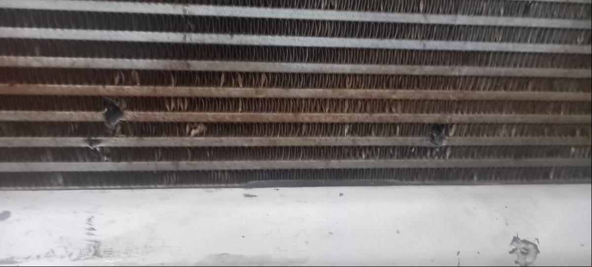 Várias marcas de bala foram verificadas no caminhão, carregado de fertilizantes, cujo motorista se arriscou e não parou (Foto/Divulgação)