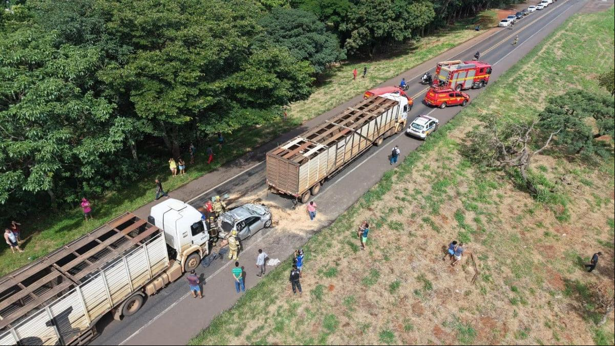 Carro foi prensado entre as duas carretas. Por sorte, os ocupantes do carro foram socorridos com vida (Foto/Corpo de Bombeiros/ Divulgação)